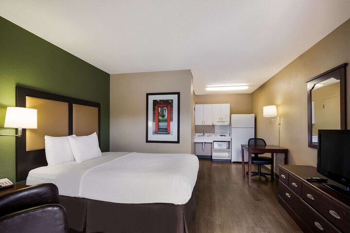 1 Queen Bed (3 of 12)