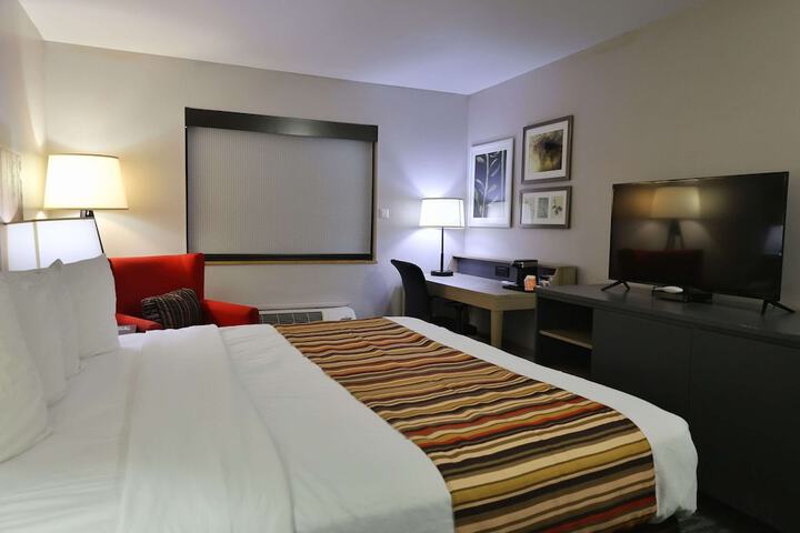 1 King Bed Accessible (5 of 16)
