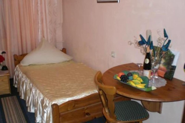 Room 4 of 10