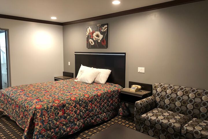 1 King Bed (3 of 12)