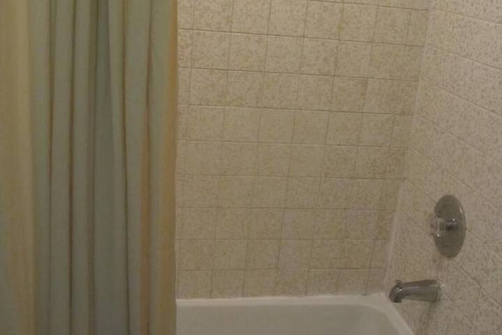 1 Queen Bed (2 of 5)
