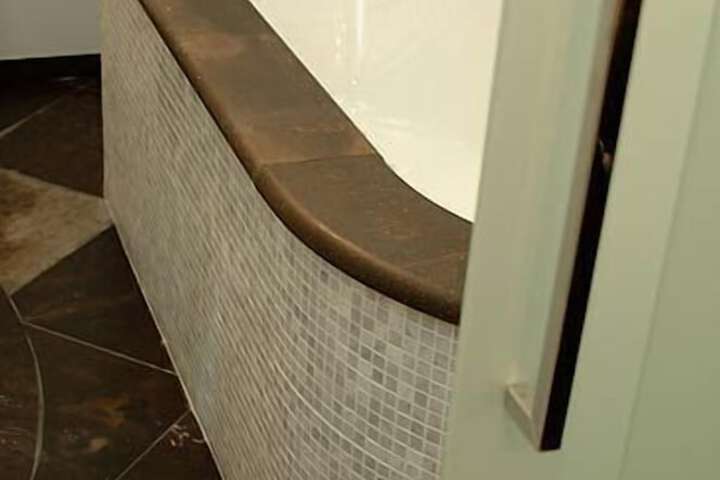 Deep soaking bathtub