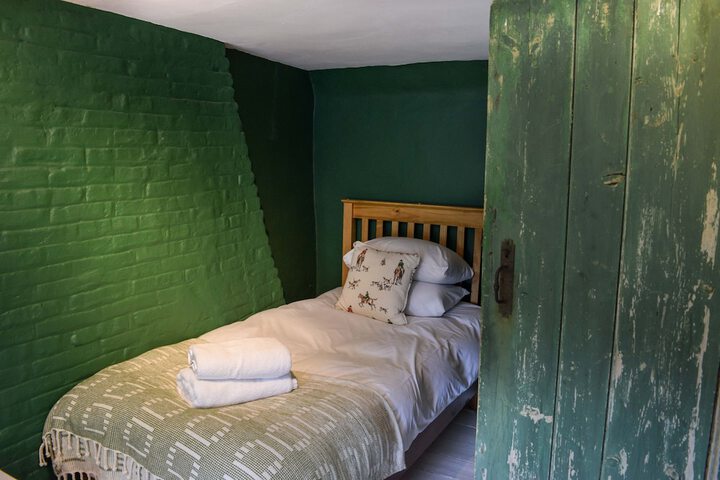 Room 25 of 176