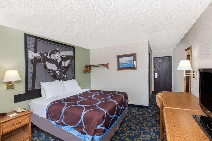 1 Queen Bed (12 of 15)