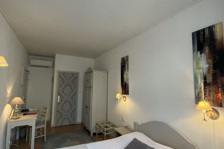 Room 28 of 147