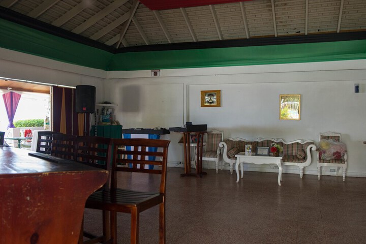 Lounge 27 of 43