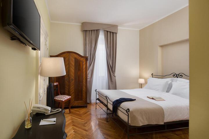 Room 27 of 102