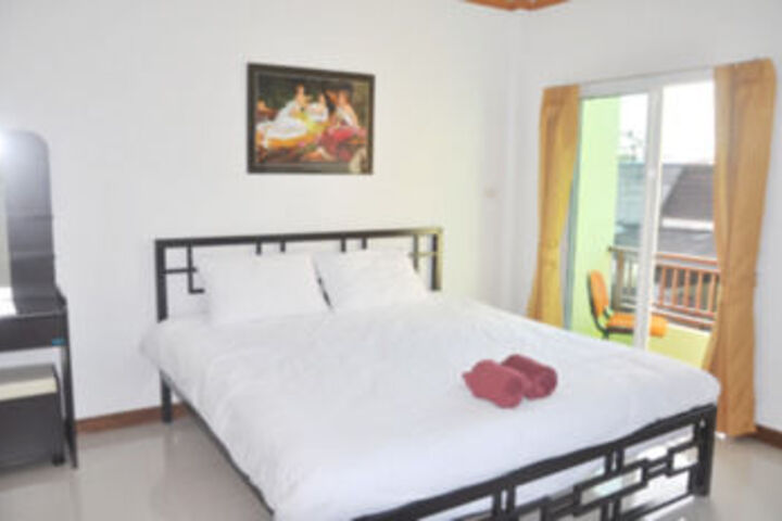 Room 4 of 9