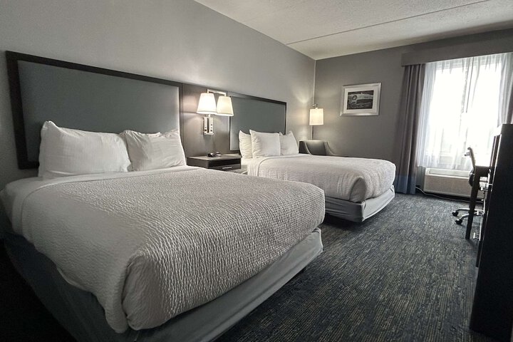 2 Queen Beds Microwave and Refrigerator WiFi Full Breakfast (7 of 12)