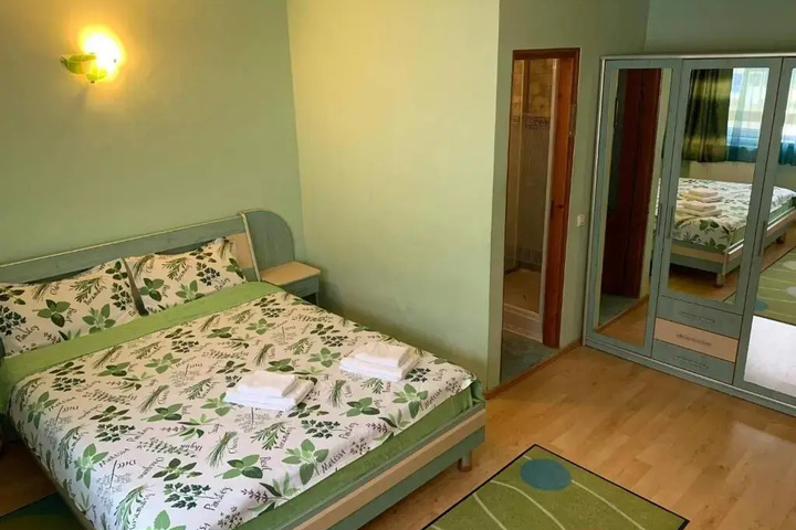 Room 4 of 9