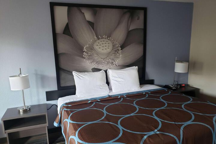 1 King Bed (5 of 8)