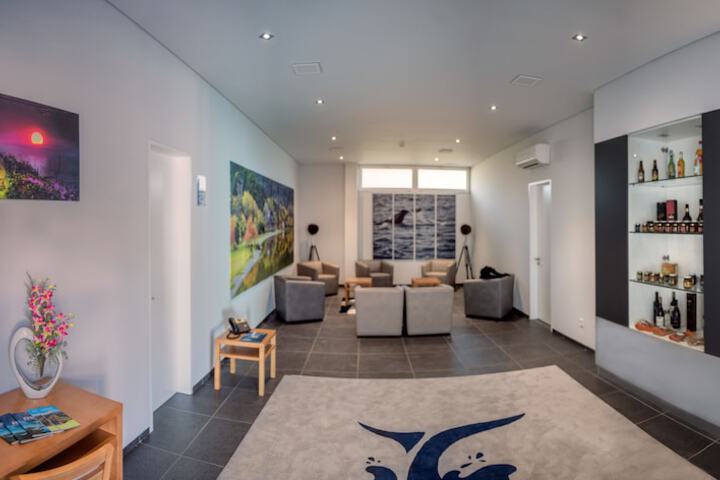 Entrance & Lobby