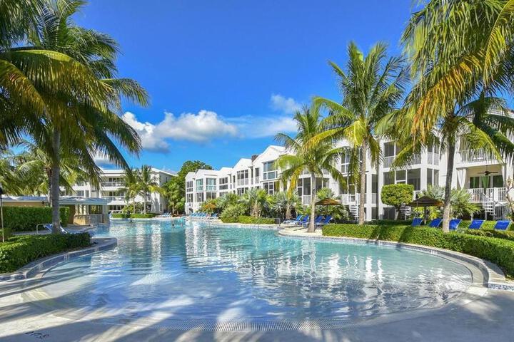 LIC Mgr - MODERN 3 BED 4 BATH VILLA - UPSCALE OCEANFRONT RESORT - INDOOR PICKLEBALL - SPEAKEASY! in Key Largo, FL