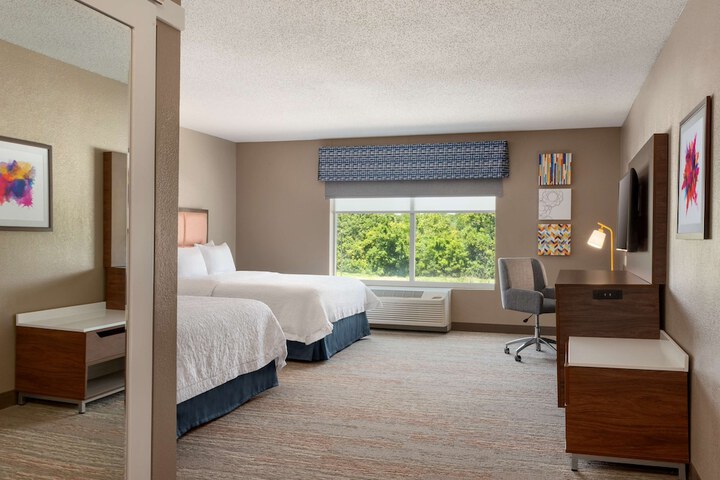 2 Queen Beds (7 of 8)
