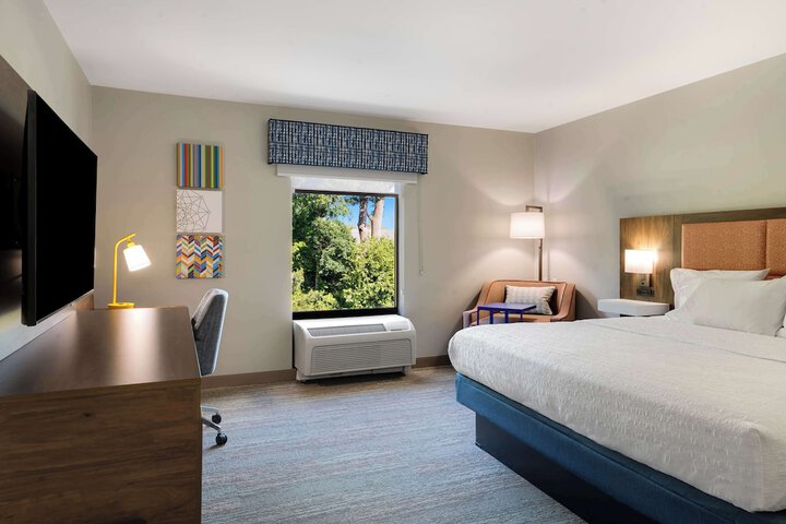 1 King Bed (2 of 19)