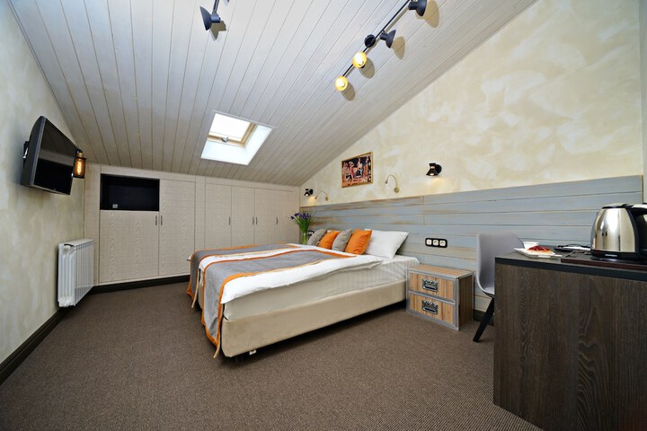 Room 32 of 83