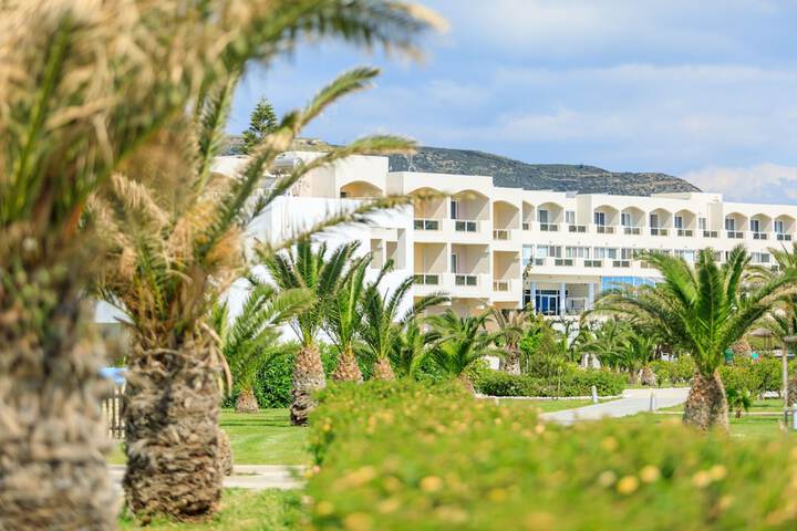 Hotel Exterior 215 of 229