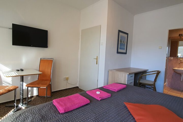 Room 8 of 22