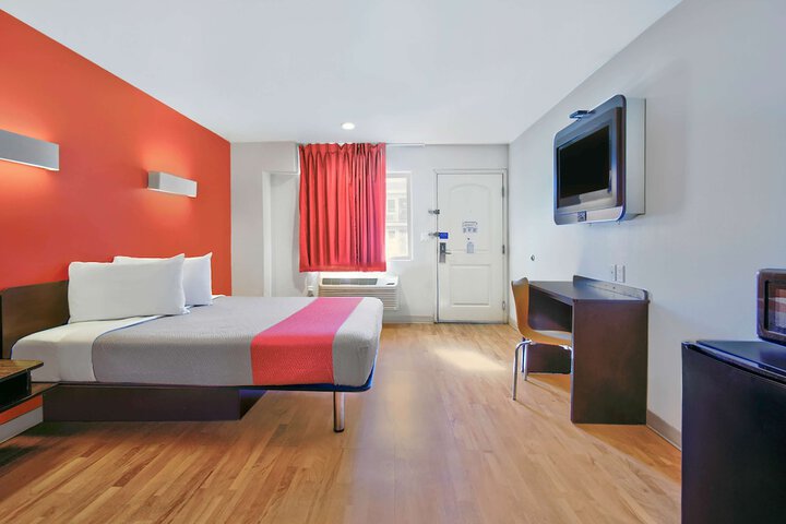1 King Bed (2 of 12)
