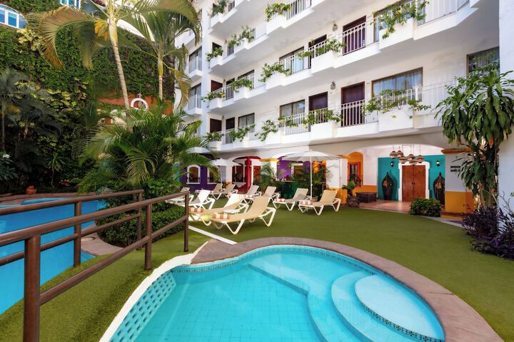 Hotel Pool