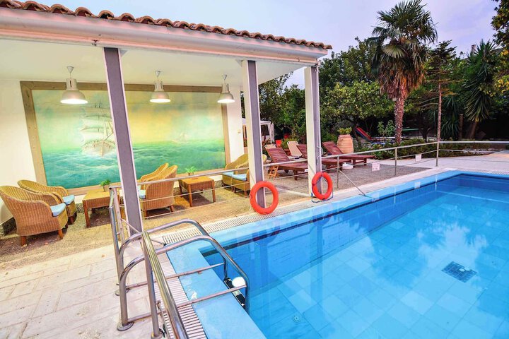 Pool 40 of 103