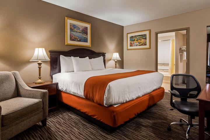 1 King Bed Microwave and Refrigerator WiFi Full Breakfast (2 of 24)