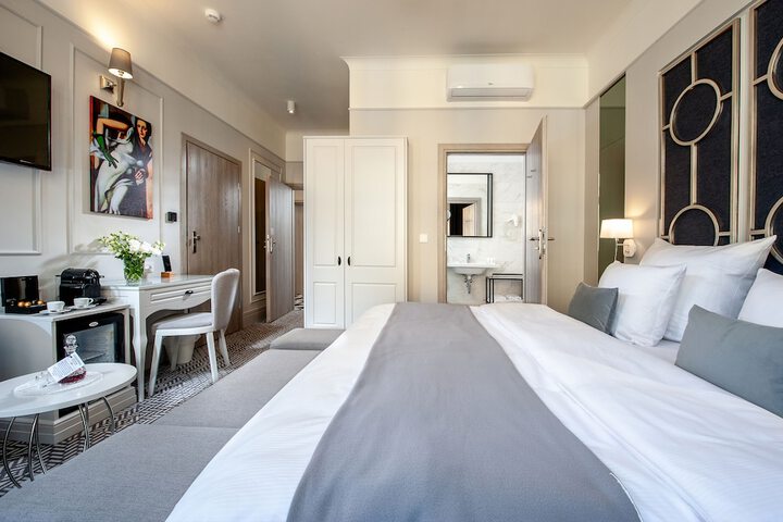 Room 25 of 77