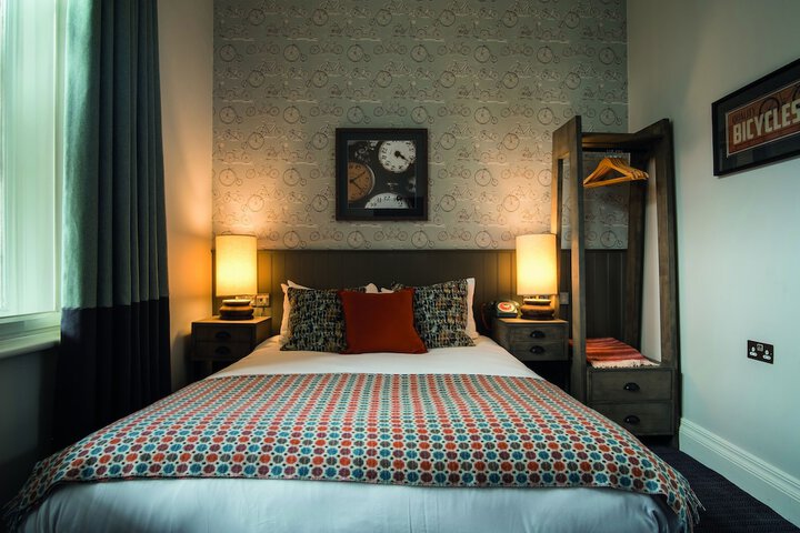 Room 9 of 34