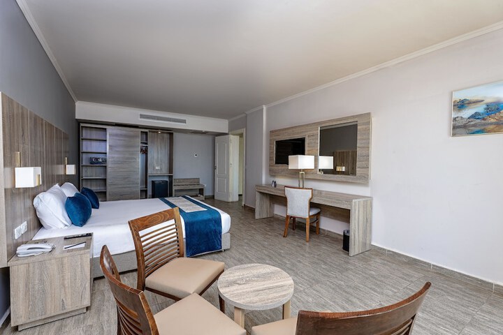 Room 44 of 204
