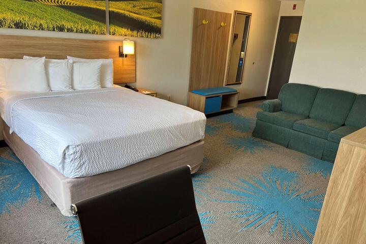 1 Queen Bed (6 of 17)