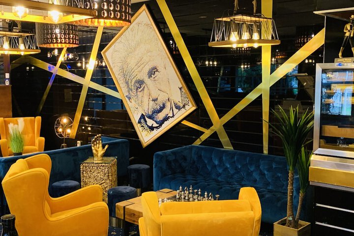 Lounge 74 of 84