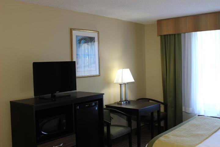 2 Queen Beds (6 of 8)