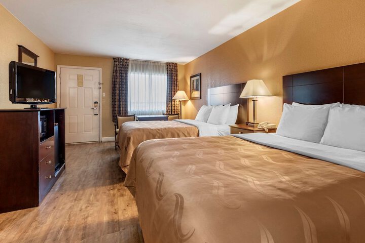 2 Queen Beds (5 of 6)