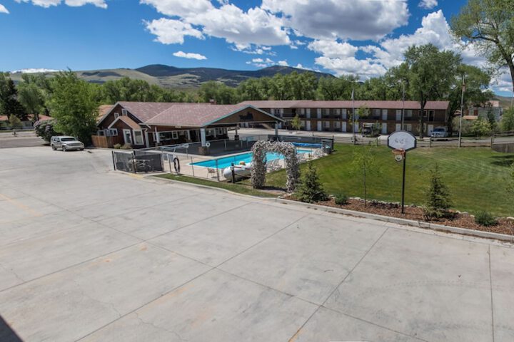 Hotel Exterior 61 of 77