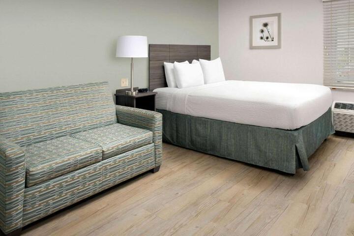 1 Queen Bed (16 of 18)
