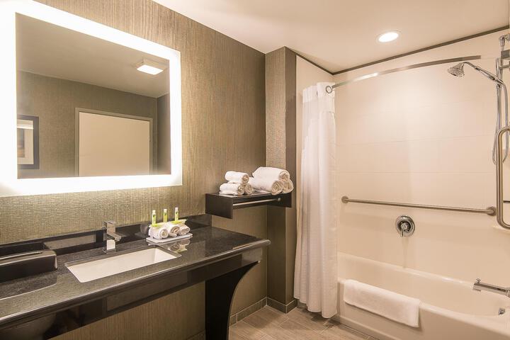 1 King Standard Comm Accessible Tub (5 of 17)