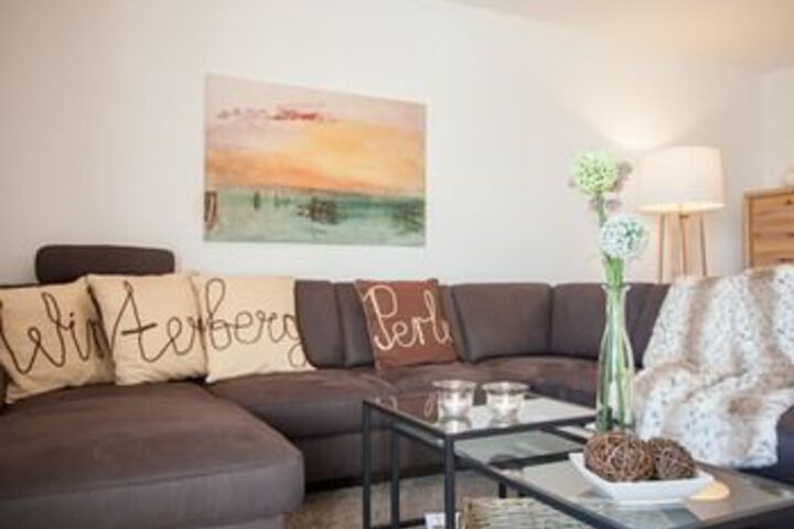 Lounge 9 of 16