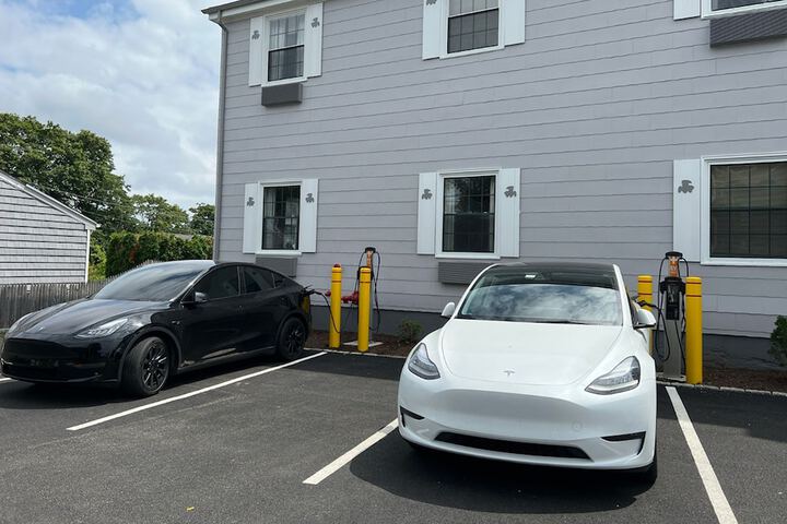 Electric vehicle charging station