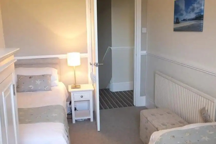 Room 6 of 12