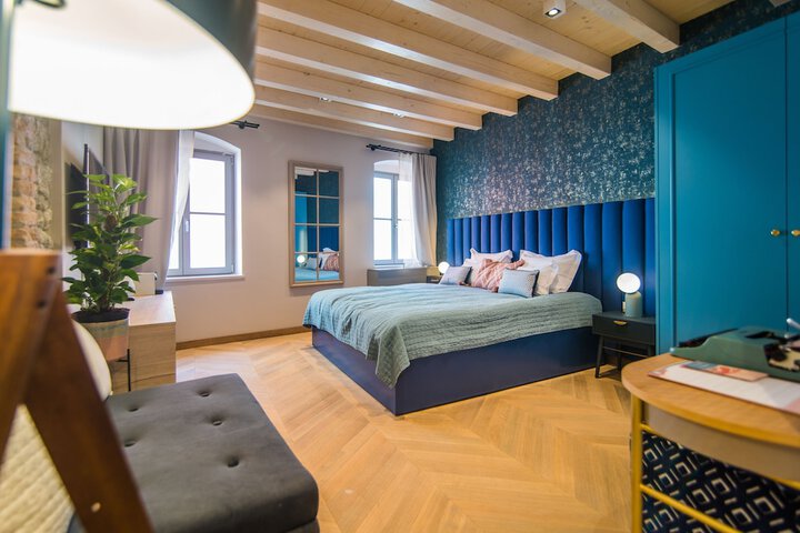 Room 33 of 192