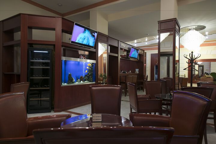 Lounge 74 of 84