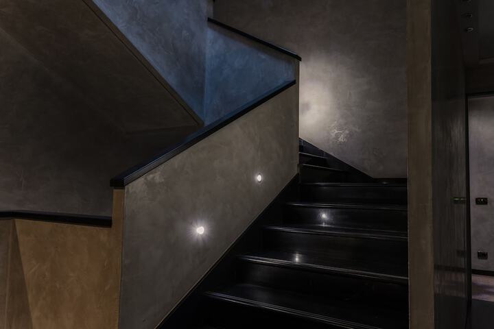 Handrails in stairways