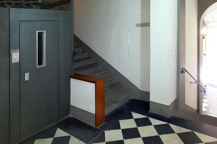 Room 4 of 7