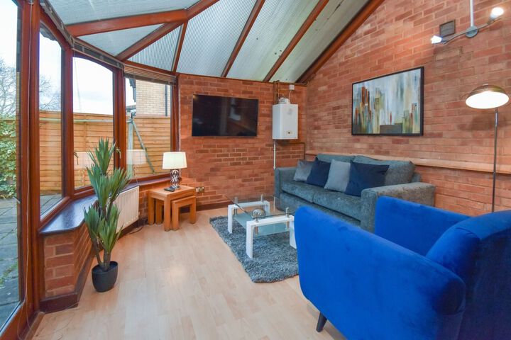 Lounge 3 of 13