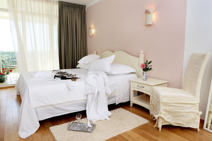 Room 4 of 63