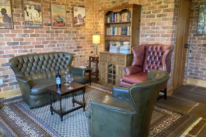 Lounge 8 of 37