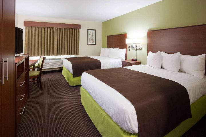2 Queen Beds (3 of 4)