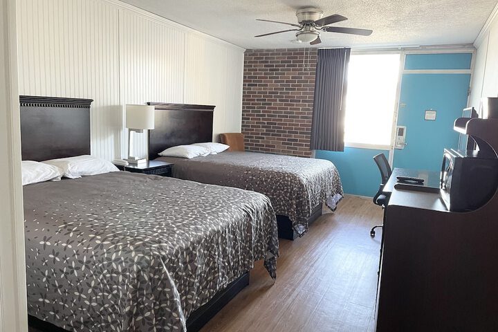 2 Queen Beds (6 of 10)