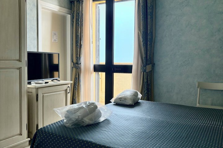 Room 11 of 44