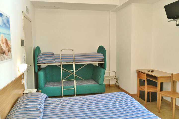 Room 13 of 33